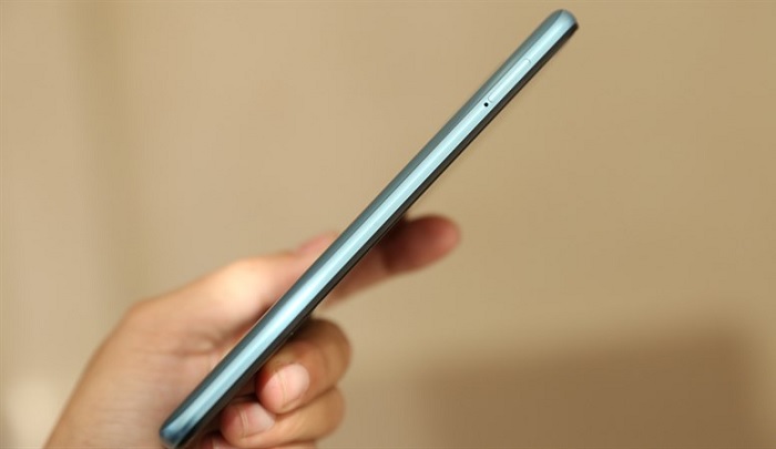 Cạnh phải được bố trí khay cắm thẻ SIM
