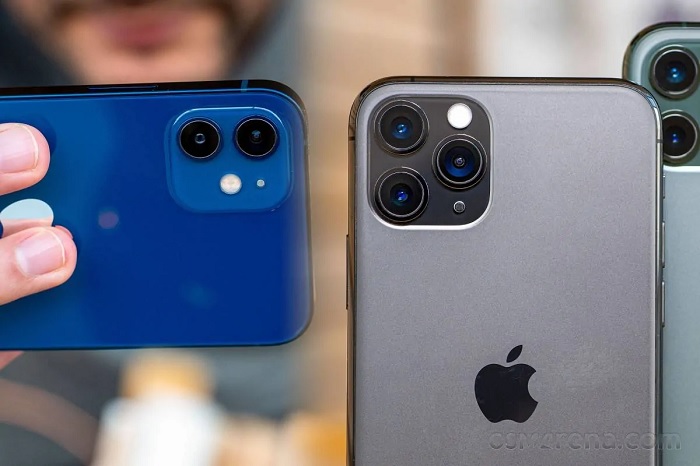 iPhone 12 bên trái và iPhone 11 Pro bên phải