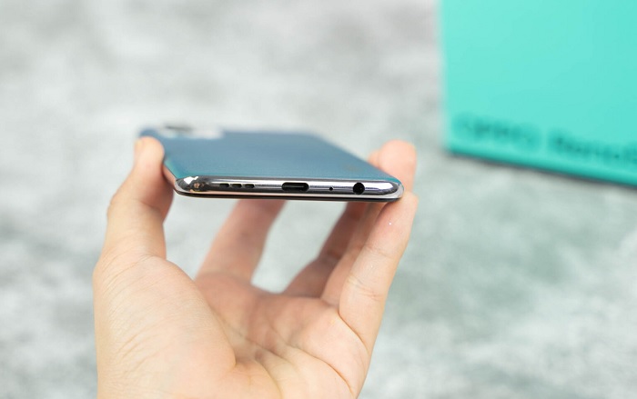 Cạnh đáy được bố trí loa ngoài, jack tai nghe, micro và cổng sạc USB-C