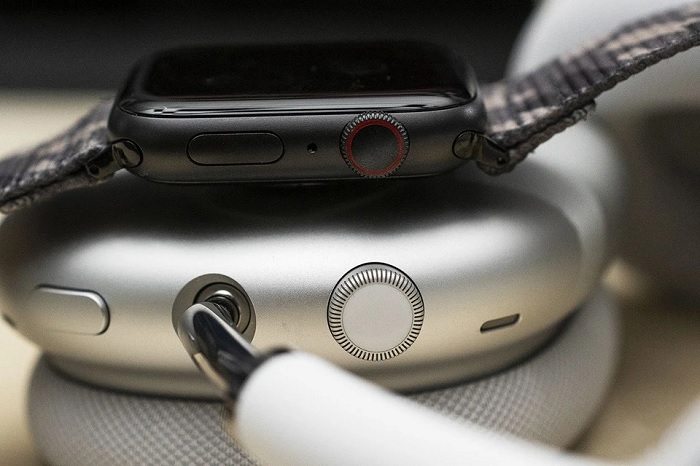 AirPods Max cho thời gian sử dụng lên đến 20 giờ khi bật tính năng khử tiếng ồn. Sau 10 phút sạc đã có ngay 90 phút sử dụng. Tai nghe không có dây nhưng người dùng vẫn có thể kết nối với đây nếu muốn