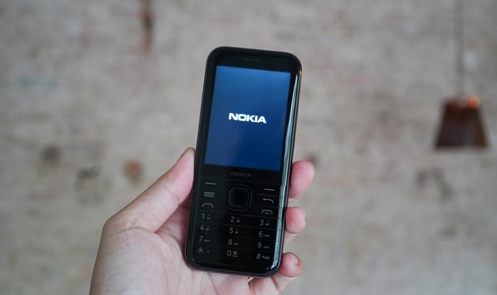 Mặt trước của Nokia 8000 4G