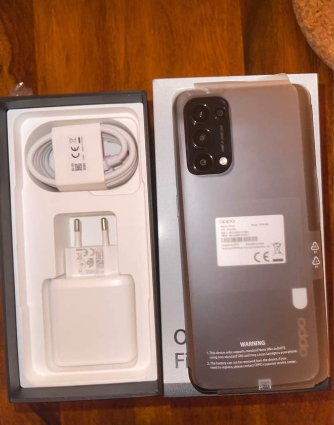 Các phụ kiện đi kèm được đặt phía dưới OPPO Find X3 Lite