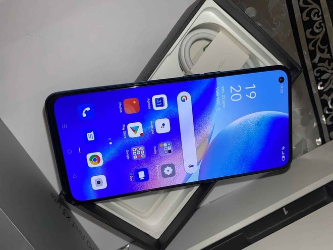 OPPO Find X3 Lite được trang bị màn hình đục lỗ