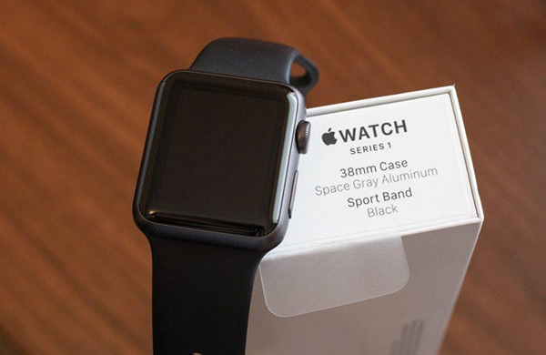 Cách 4: Kiểm tra Apple Watch trên bao bì hoặc biên lai mua hàng