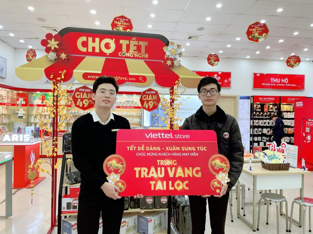 Một bạn trẻ nhận được trâu vàng khi đến mua sản phẩm của Viettel Store