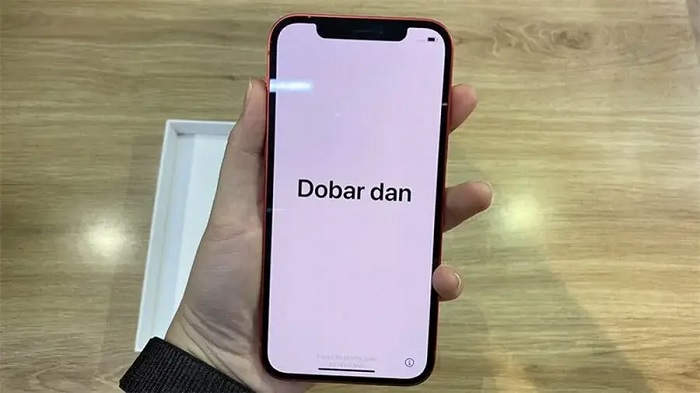 Màn hình iPhone 12 màu đỏ có độ phân giải 2532 x 1170 pixel