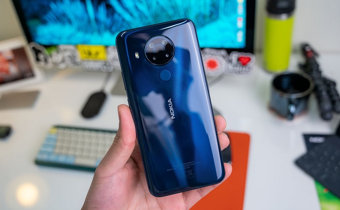 Nokia 5.4 với mặt lưng bóng bẩy