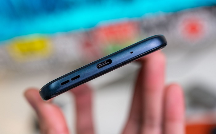 Cạnh đáy của máy chỉ gồm: cổng kết nối USB Type-C, loa ngoài và micro