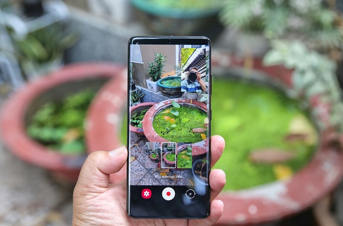 Ngoài những tính năng chụp ảnh quen thuộc, Galaxy S21 Series còn hỗ trợ chế độ Góc nhìn Đạo diễn để đáp ứng tốt nhất cho nhu cầu quay vlog và sáng tạo nội dung cho tất cả người dùng hiện nay