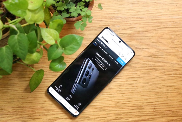 Nhờ màn hình có tần số quét lên đến 120Hz, Galaxy S21 Series cho khả năng cuộn trang siêu mượt mà, không chỉ chuyên phục vụ người dùng yêu thích xem phim hành động và chơi game