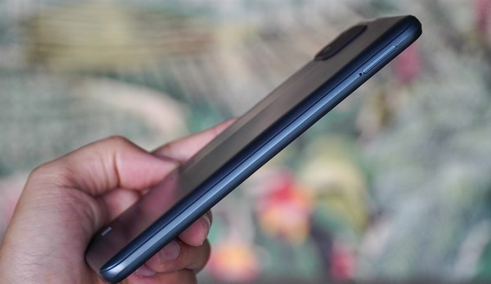 Cạnh trái của máy được tích hợp khe cắm SIM và thẻ nhớ