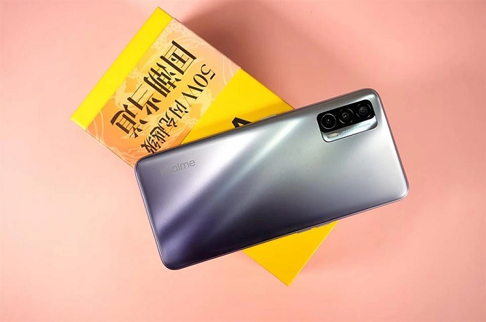 Realme V15 5G có 3 tùy chọn về màu sắc gồm: Lake Blue, Crescent Silver và Koi Mirror. Trong đó bản màu Koi Mirror nặng 179g, kích thước 160,9 x 74,4 x 8,3mm. Còn 2 màu còn lại chỉ nặng 176g, kích thước 160,9 x 74,4 x 8,1mm