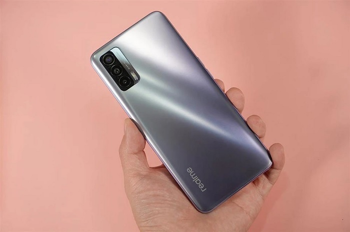 Realme V15 5G được bán ra với mức giá khởi điểm 5,3 triệu động cho tùy chọn RAM 6GB/ ROM 128GB. Người dùng có thể đặt trước từ bây giờ