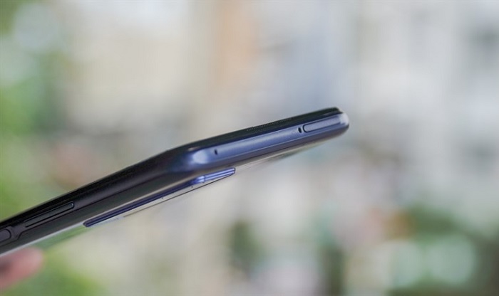 Cạnh trên của Vivo Y51là nơi đặt khe cắm sim, thẻ nhớ cùng với mic thoại