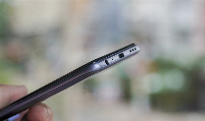 Cạnh đáy của Vivo Y51 với loa ngoài, lỗ cắm tai nghe và cổng sạc USB-C