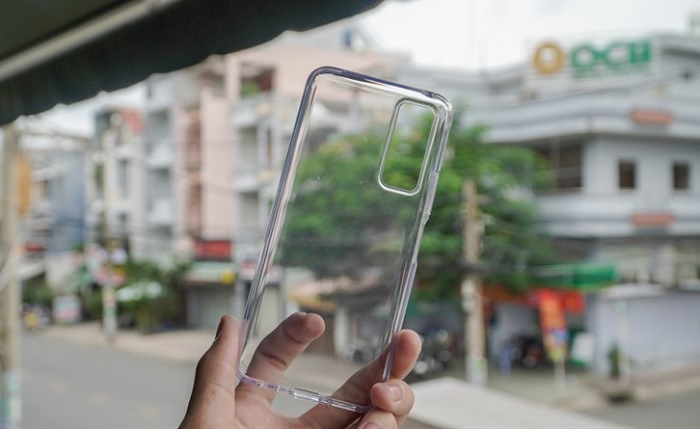 Ốp lưng trong suốt được tặng kèm