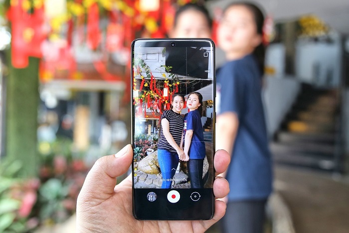 Galaxy S21 Series còn có chế độ Góc Nhìn Đạo Diễn (Director View) cho phép hiển thị toàn bộ hình ảnh từ tất cả camera sau và camera selfie (người dùng vuốt mũi tên ^ lên để hiển thị tất cả giao diện các camera sau và hình vuông nếu muốn kích hoạt cả camera selfie hoặc thay đổi bố cục giao diện)