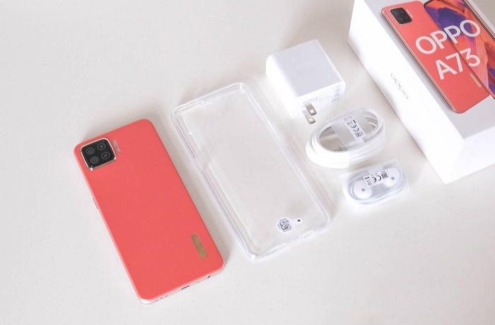 Mở hộp OPPO A73 bao gồm đầy đủ các phụ kiện đi kèm