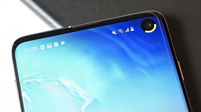 Lỗ đục trên màn hình chứa camera là một điểm khuyết khiến nhiều người không thích