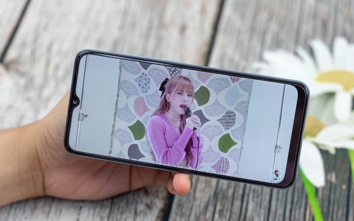 Mặt trước của OPPO A15s được trang bị màn hình giọt nước, phần notch hình giọt nước chứa camera selfie 8MP khẩu độ f/2.0 đáp ứng tốt nhu cầu chụp ảnh tự sướng và gọi video call