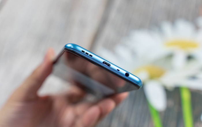 Cạnh đáy của OPPO A15s gồm: jack tai nghe 3.5mm, micro, cổng sạc microUSB và loa ngoài