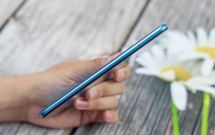 Cạnh trái được bố trí khay cắm thẻ sim kiêm thẻ nhớ