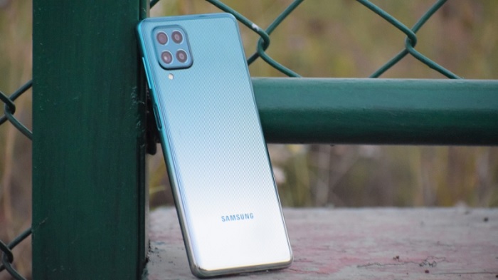 Galaxy F62 sở hữu mặt lưng bóng long với chất liệu glasstic