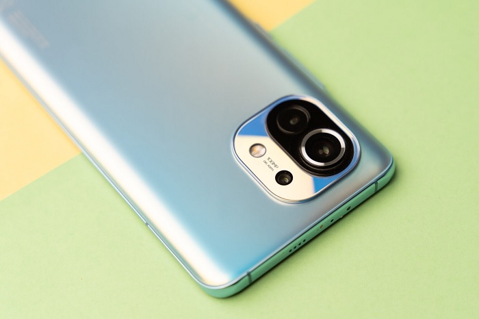 Camera chính có kích thước to hơn hai cảm biến phụ