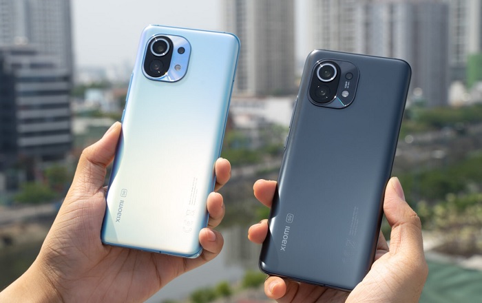 Phiên bản Mi 11 màu Horizon Blue bên trái và Midnight Gray bên phải