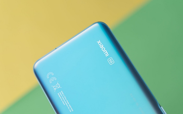 Góc dưới cùng bên trái của mặt sau được đặt logo Xiaomi 5G