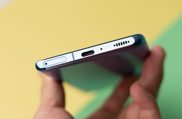 Cạnh đáy được bố trí loa ngoài, mic thu âm, cổng USB Type-C, khay cắm sim
