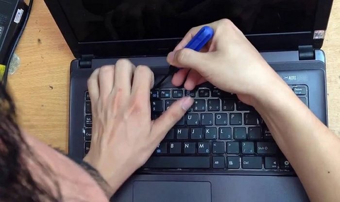 Cách tháo bàn phím laptop