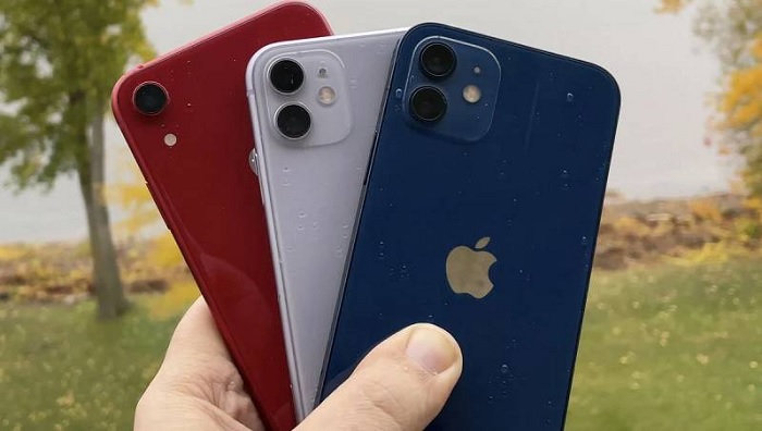 iPhone XR màu đỏ, iPhone 11 trắng và iPhone 12 màu xanh so găng camera với nhau