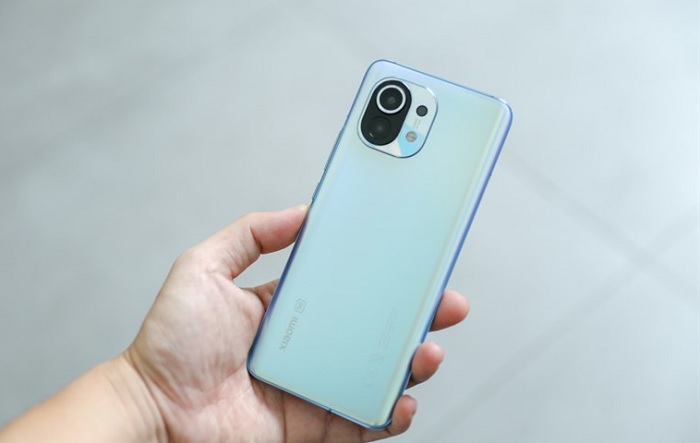 Mi 11 5G được làm từ kim loại nhưng không cho cảm giác nặng và cấn tay khi cầm