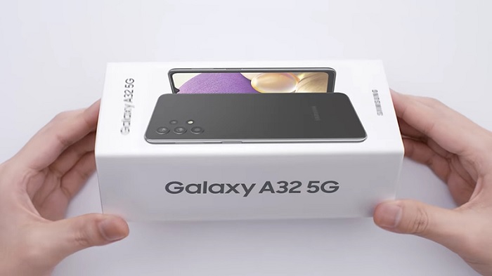 Cận cảnh hộp đựng Galaxy A32 5G trong video