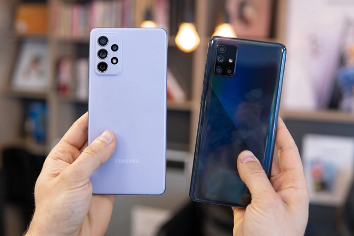 Mặt sau của Galaxy A72 bên trái được thiết kế hiện đại tinh tế hơn so với Galaxy A71 bên phải