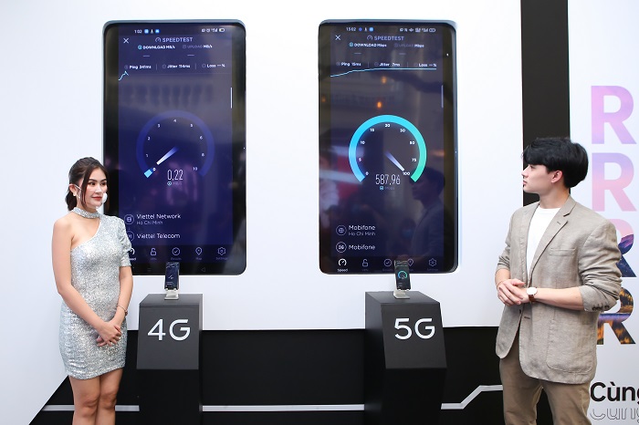 Trải nghiệm tốc độ 4G bên trái và 5G bên phải