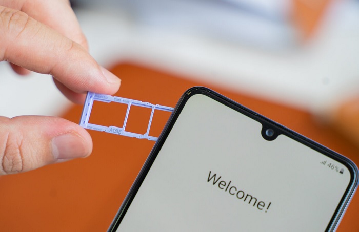 Cạnh trái của máy được bố trí khay cắm SIM và thẻ nhớ