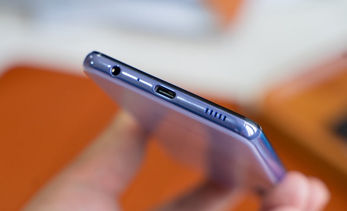 Cạnh đáy gồm: loa ngoài, cổng kết nối USB Type-C, micro và jack tai nghe 3.5mm