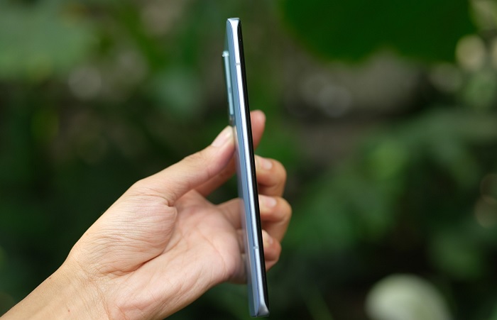 Cạnh viền trái hoàn toàn trống trơn