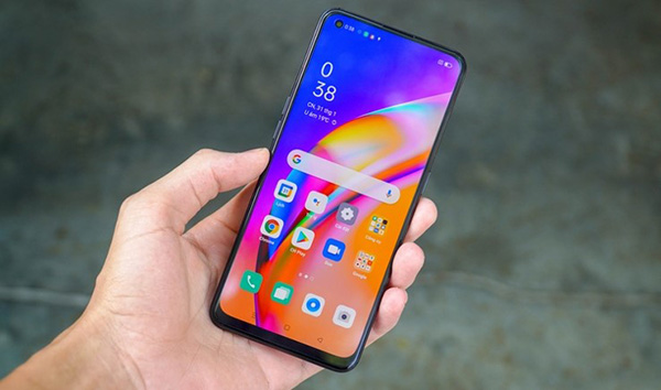 Cảm giác cầm Oppo A94 khá nhẹ và thoải mái.