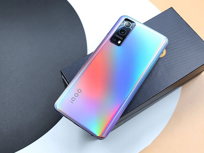 Mặt lưng của iQOO Z3 sáng bóng và sử dụng hiệu ứng chuyển màu