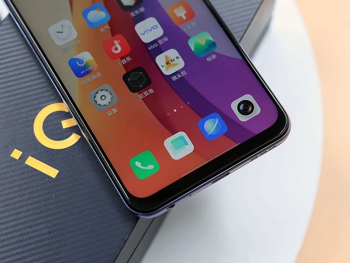 Phần cằm của iQOO Z3 vẫn còn hơi dày