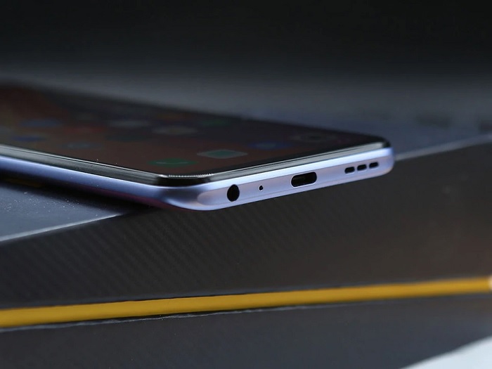 Cạnh đáy của Vivo iQOO Z3 được trang bị jack tai nghe 3,5 mm, mic, cổng USB-C và loa ngoài