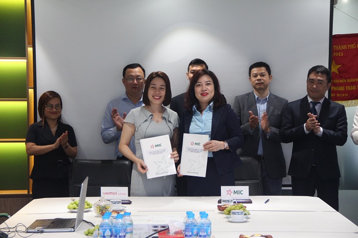 Giám đốc Viettel Store và đại diện MIC ký kết hợp tác kinh doanh sản phẩm bảo hiểm thiết bị di động