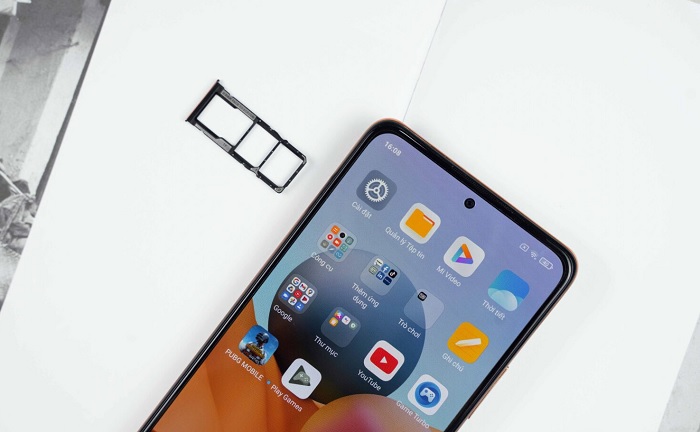 Camera selfie được đặt trong lỗ đục rất nhỏ