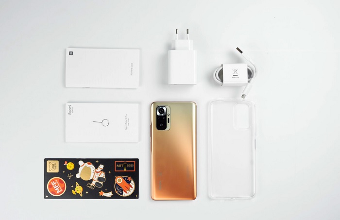 Các phụ kiện đi kèm máy bao gồm: củ sạc 33W, dây cáp sạc USB-C, que chọc sim, ốp lưng silicon, sách hướng dẫn sử dụng