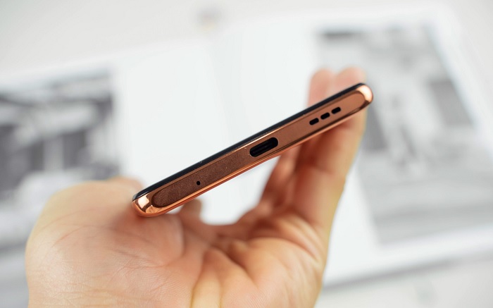 Cạnh đáy gồm micro, cổng sạc USB-C và loa ngoài