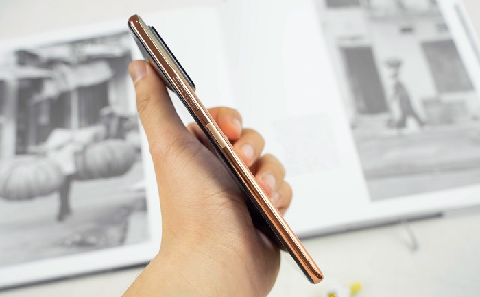 Cạnh phải của Redmi Note 10 Pro Mi Fan Festival