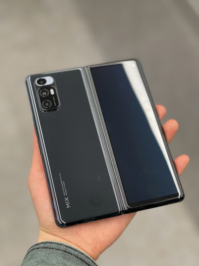 Máy có thiết kế màn hình gập vào trong khá giống với Huawei Mate X2 và Galaxy Z Fold 2